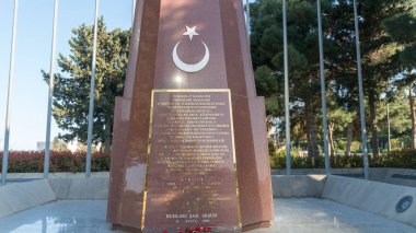 Bakü, Azerbaycan - Nisan 2018: Türk askerleri, Kafkas İslam Ordusu askerleri için anıt.