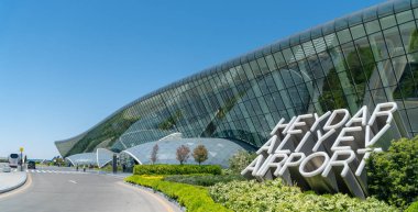 Bakü, Azerbaycan - Mayıs 2018: Haydar Aliyev Havaalanı'nın yanında onun ana Terminal iz