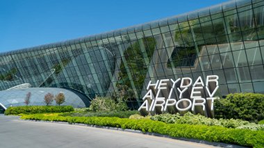 Bakü, Azerbaycan - Mayıs 2018: Haydar Aliyev Havaalanı'nın yanında onun ana Terminal iz