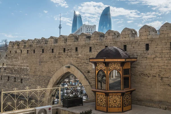 Bakú Azerbaiyán Abril 2018 Torres Llama Vistas Desde Las Murallas — Foto de Stock