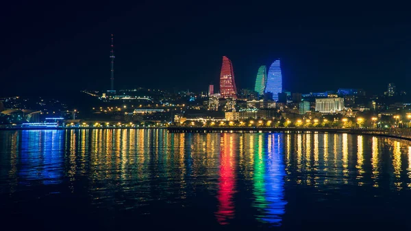 Baku Azerbaijan May 2018 Baku Night Cityscape Flaming Towers Reflections — Stock Photo, Image