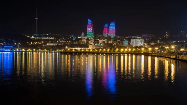 Μπακού Αζερμπαϊτζάν Μάιος 2018 Νυχτερινό Τοπίο Του Μπακού Φλεγόμενες Πύργοι — Φωτογραφία Αρχείου