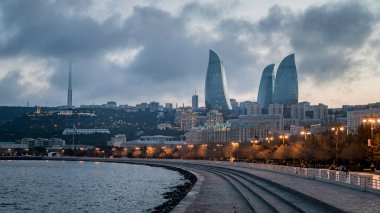 Bakü, Azerbaycan - Mayıs 2018: Bakü akşam cityscape yanan kuleleri ve Hazar Denizi Bay yansımaları ile