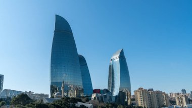 Bakü, Azerbaycan - Nisan 2018: Görünüm, alev kuleleri Sahil Milli Parkı yakınındaki üzerinden. Alev kuleleri - Azerbaycan Bakü'bulunan en yüksek binası. En yüksek bina Bakı alev Kulesi