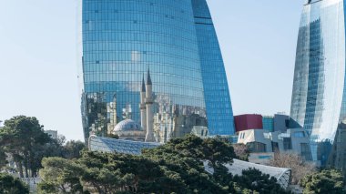 Bakü, Azerbaycan - Nisan 2018: Yansıma alev kulelerde Şehitler Camii
