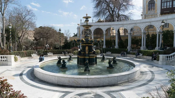 Baku Azerbaijão Abril 2018 Fonte Água Dourada Livre Com Pequenos — Fotografia de Stock