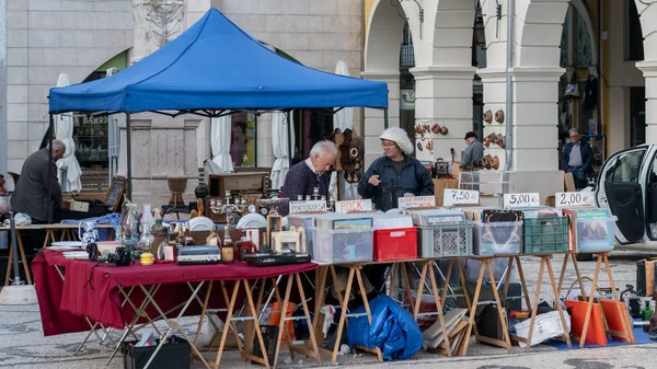 Aveiro Portugal Abril 2018 Pareja Vendiendo Discos Artículos Retro Mercadillo — Foto de Stock