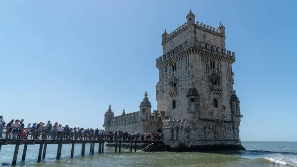 葡萄牙里斯本 Apreil 2018 排队参观 Tejo 河岸边贝伦杜帕拉塔的游客 — 图库照片