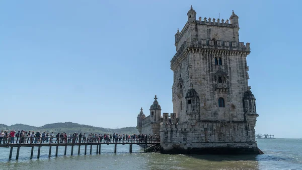 葡萄牙里斯本 Apreil 2018 排队参观 Tejo 河岸边贝伦杜帕拉塔的游客 — 图库照片