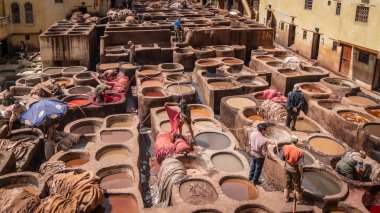 Fez, Fas - Nisan 2018: tanners boya tencere Teras de Tanneurs eski Medine, Fes el Bali, Fez, Fas içinde her bakıldığında Deri Tabakhane, çalışan erkeklerin.