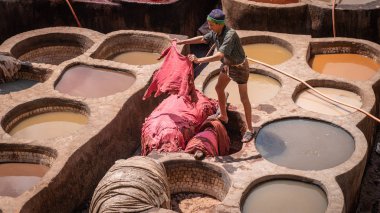 Fez, Fas - Nisan 2018: boya tencere Teras de Tanneurs eski Medine, Fes el Bali, Fez, Fas içinde her bakıldığında Deri Tabakhane, tanner olarak çalışan adam.