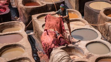 Fez, Fas - Nisan 2018: boya tencere Teras de Tanneurs eski Medine, Fes el Bali, Fez, Fas içinde her bakıldığında Deri Tabakhane, tanner olarak çalışan adam.