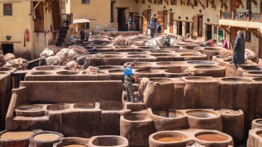 Fez, Fas - Nisan 2018: deri geleneksel tabakhane içinde ölüyor. Erkekler her terasından bakıldığında Deri Tabakhane, boya tencere tanners olarak çalışma