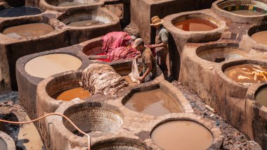 Fez, Fas - Nisan 2018: tanners boya tencere Teras de Tanneurs eski Medine, Fes el Bali, Fez, Fas içinde her bakıldığında Deri Tabakhane, çalışan erkeklerin.