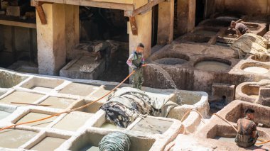 Fez, Fas - Nisan 2018: tanners boya tencere Teras de Tanneurs eski Medine, Fes el Bali, Fez, Fas içinde her bakıldığında Deri Tabakhane, çalışan erkeklerin.