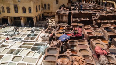 Fez, Fas - Nisan 2018: deri geleneksel tabakhane içinde ölüyor. Erkekler her terasından bakıldığında Deri Tabakhane, boya tencere tanners olarak çalışma