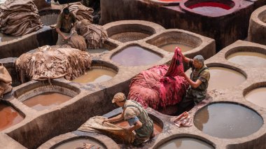 Fez, Fas - Nisan 2018: tanners boya tencere Teras de Tanneurs eski Medine, Fes el Bali, Fez, Fas içinde her bakıldığında Deri Tabakhane, çalışan erkeklerin.