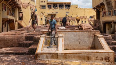 Fez, Fas - Nisan 2018: tanners boya tencere Teras de Tanneurs eski Medine, Fes el Bali, Fez, Fas içinde her bakıldığında Deri Tabakhane, çalışan erkeklerin.