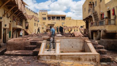 Fez, Fas - Nisan 2018: tanners boya tencere Teras de Tanneurs eski Medine, Fes el Bali, Fez, Fas içinde her bakıldığında Deri Tabakhane, çalışan erkeklerin.