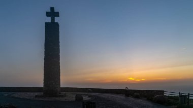 Cabo Da Roca, Portekiz - Nisan 2018: Cape Roca Portekiz siluetleri ve günbatımı, Cross. Cabo Da Roca Avrupa'nın batı noktasıdır
