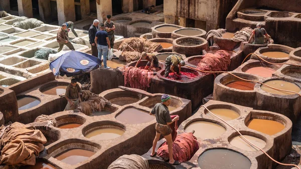 Fez, Fas - Nisan 2018: tanners boya tencere Teras de Tanneurs eski Medine, Fes el Bali, Fez, Fas içinde her bakıldığında Deri Tabakhane, çalışan erkeklerin.