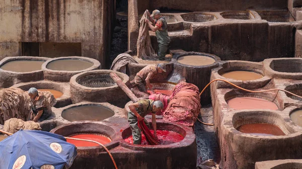 Fez, Fas - Nisan 2018: tanners boya tencere Teras de Tanneurs eski Medine, Fes el Bali, Fez, Fas içinde her bakıldığında Deri Tabakhane, çalışan erkeklerin.