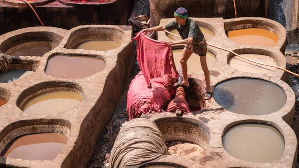 Fez, Fas - Nisan 2018: boya tencere Teras de Tanneurs eski Medine, Fes el Bali, Fez, Fas içinde her bakıldığında Deri Tabakhane, tanner olarak çalışan adam.
