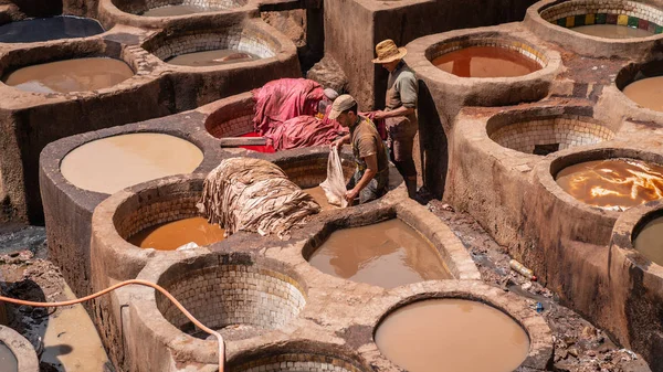 Fez, Fas - Nisan 2018: tanners boya tencere Teras de Tanneurs eski Medine, Fes el Bali, Fez, Fas içinde her bakıldığında Deri Tabakhane, çalışan erkeklerin.
