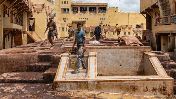 Fez, Fas - Nisan 2018: tanners boya tencere Teras de Tanneurs eski Medine, Fes el Bali, Fez, Fas içinde her bakıldığında Deri Tabakhane, çalışan erkeklerin.