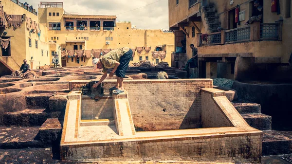 Fez, Fas - Nisan 2018: boya tencere Teras de Tanneurs eski Medine, Fes el Bali, Fez, Fas içinde her bakıldığında Deri Tabakhane, tanner olarak çalışan adam.