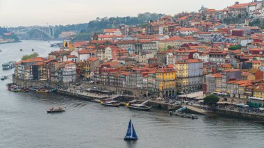 Porto, Portekiz - Nisan 2018: Eski Porto Oporto şehri ve manzarayı Ribeira Vila Nova de Gaia, Portekiz Douro Nehri üzerinde