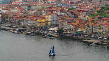 Porto, Portekiz - Nisan 2018: Eski Porto Oporto şehri ve manzarayı Ribeira Vila Nova de Gaia, Portekiz Douro Nehri üzerinde