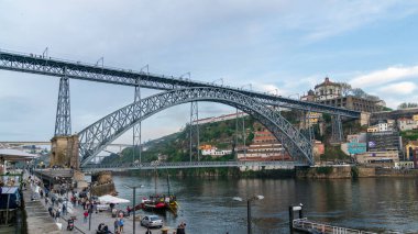 Porto, Portekiz - Nisan 2018: Porto, Portekiz ünlü Dom Luiz Bridge'de bulutlu bir günde görünümünü