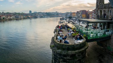 Porto, Portekiz - Nisan 2018: Eski Porto Oporto şehri ve manzarayı Ribeira Vila Nova de Gaia, Portekiz Douro Nehri üzerinde