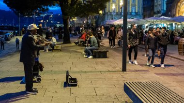 Porto, Portekiz - Nisan 2018: Bilinmeyen sokak müzisyenleri eski şehir merkezindeki caddeleri üzerinde