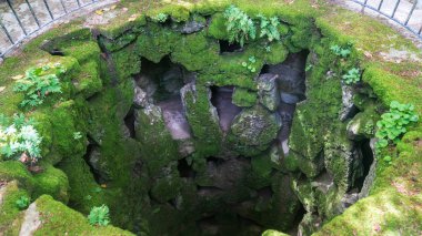 Sintra, Portekiz - Nisan 2018: Üstten görünüm tamamlanmamış başlatma Masonik başlatma kuyusunda Quinta da Regaleira Kulesi içinde