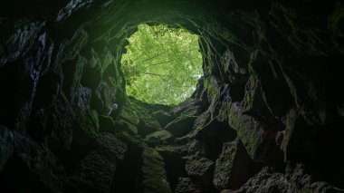 Sintra, Portekiz - Nisan 2018: tamamlanmamış başlatma Masonik başlatma kuyusunda Quinta da Regaleira Kulesi içinde içeriden bakarken