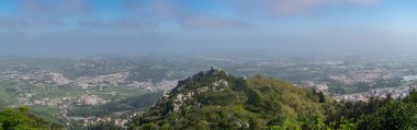 Sintra, Portekiz - Nisan 2018: Castle Moors veya Castelo dos Mouros olduğunu Sintra, Portekiz'de Moors tarafından Ortaçağ Kalesi