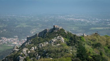 Sintra, Portekiz - Nisan 2018: Castle Moors veya Castelo dos Mouros olduğunu Sintra, Portekiz'de Moors tarafından Ortaçağ Kalesi