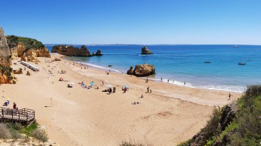 Lagos, Portekiz - Nisan 2018: Lagos bölgesinde Ponta da Piedade, Algarve, Portekiz yakınındaki güzel kumsalı