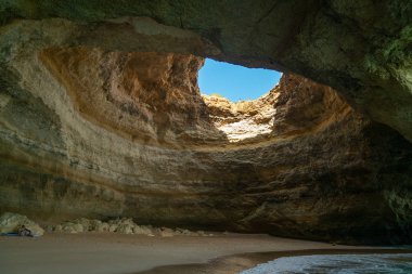 Carvoeiro Algarve Portekiz mağarada Benagil görünümünü
