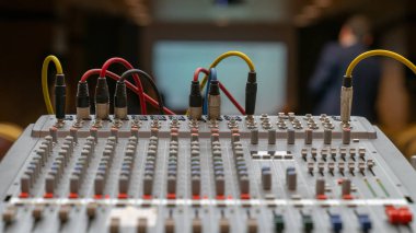 Çeşitli elektronik ses donanımları, stüdyo mikser, prizler alan, seçici odak sığ derinliği