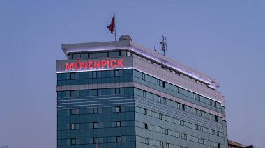 İzmir, Türkiye - Nisan 2018: alacakaranlıkta bina Mövenpick hotel izmir, Türkiye'de