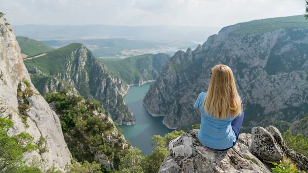 Mujer Con Vistas Cañón Sahinkaya Distrito Vezirkopru Samsun Con Río — Foto de Stock