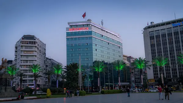 Izmir Turquia Abril 2018 Edifício Hotel Movenpick Praça República Durante — Fotografia de Stock