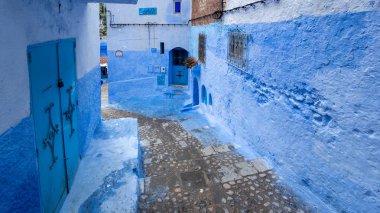 : Chefchaouen, Morocco - Nisan 2018: Fas, Kuzey Afrika: Chefchaouen şehrin güzel mavi Medine