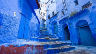 : Chefchaouen, Morocco - Nisan 2018: Fas, Kuzey Afrika: Chefchaouen şehrin güzel mavi Medine