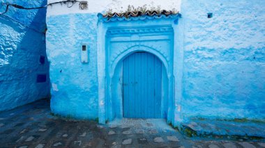 : Chefchaouen, Morocco - Nisan 2018: Fas, Kuzey Afrika: Chefchaouen şehrin güzel mavi Medine