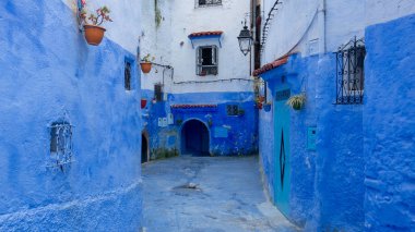 : Chefchaouen, Morocco - Nisan 2018: Fas, Kuzey Afrika: Chefchaouen şehrin güzel mavi Medine