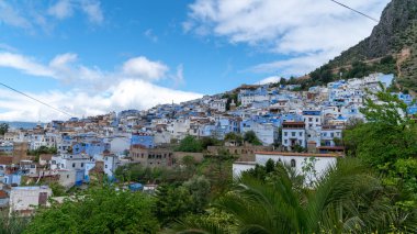 Chefchaouen, Morocco - Nisan 2018: Tepede, Fas Chefchaouen panorama, mavi şehir manzarası